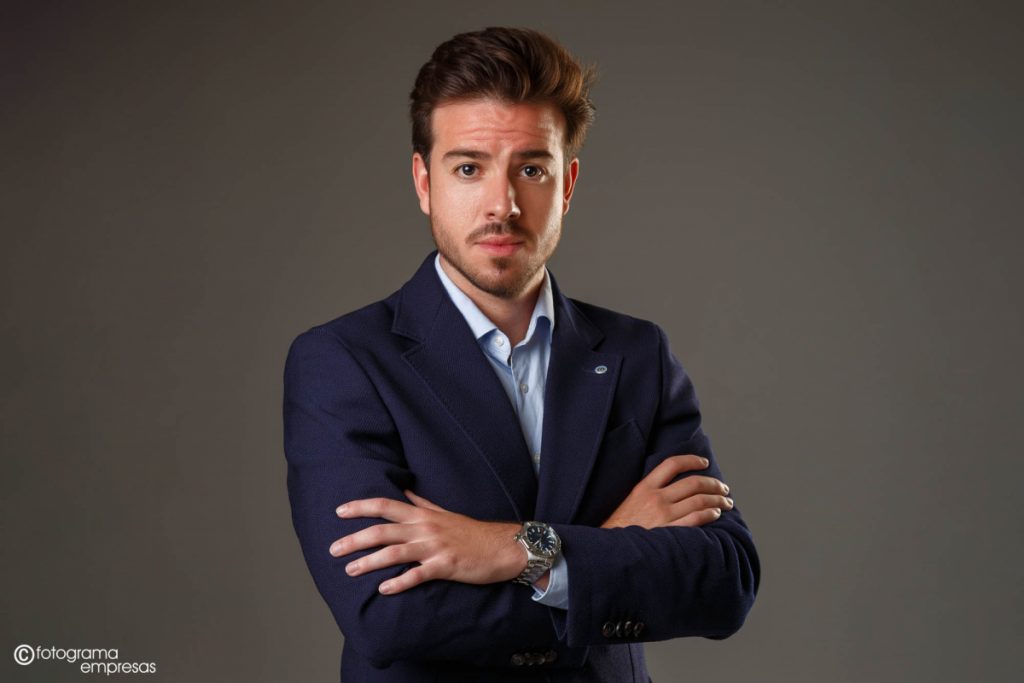 foto para retrato corporativo de hombre jovén con una pose mirando a cámara, realizada por Fotograma Empresas de Vitoria