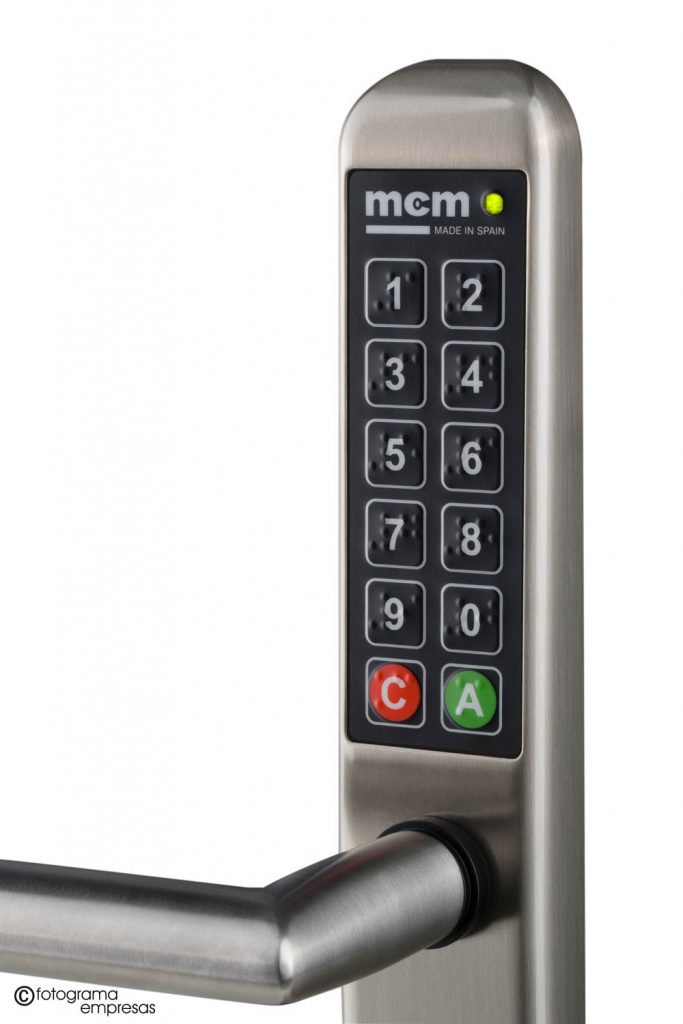 foto de producto de cerraduras electrónicas con teclado de la marca DOM MCM realizada por Fotograma Empresas de Vitoria
