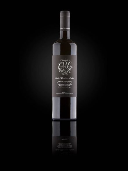foto sobre fondo negro de la botella Carlos Martinez de Cañas de Bodegas Benetakoa realizada por Fotograma Empresas de Vitoria