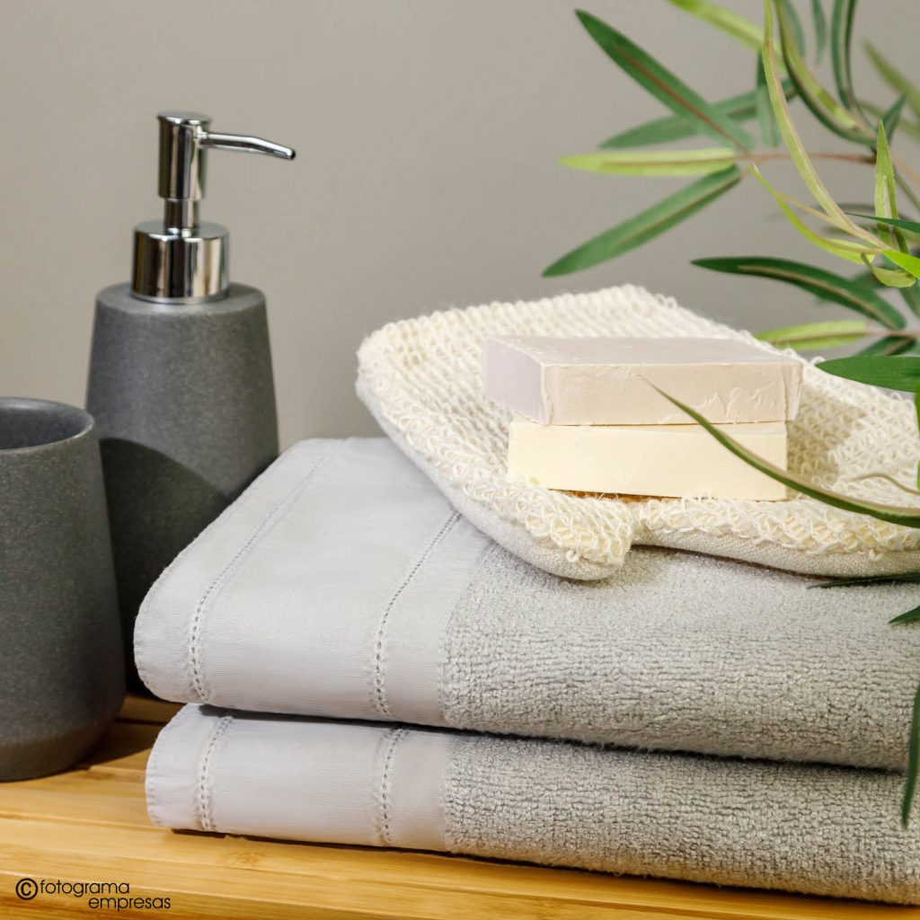 foto de producto de toallas de baño de la marca Cotton Artean realizada por Fotograma Empresas de Vitoria