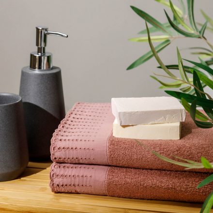 foto de bodegón de toallas jabones y dispensador de la marca Cotton Artean realizada por Fotograma Empresas de Vitoria