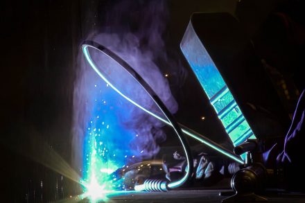foto industrial de proceso de corte de planchas metalicas realizada por fotograma empresas de vitoria