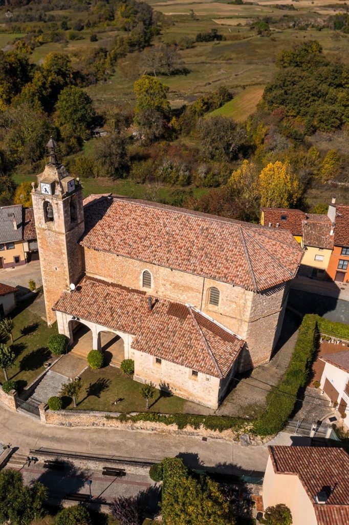 foto aérea de una iglesia de la zona de montaña alavesa, realizada por Fotograma Empresas de Vitoria