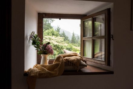 foto de un plaid en un bodegón frente a una ventana, realizada por Fotograma Empresas de Vitoria