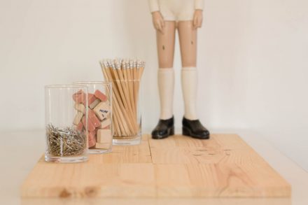 foto de un bodegón con un maniquí, unos lápices y unos clips para poner en web realizada por Fotograma Empresas de Vitoria