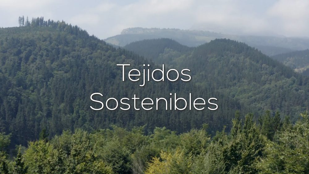 foto de unos montes a vista de dron con el texto de tejidos sostenibles realizado por Fotograma Empresas de Vitoria