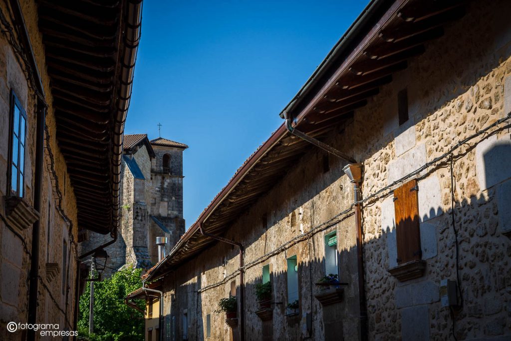 foto de la iglesia del pueblo de korres en montaña alavesa realizada por fotograma empresas de vitoria