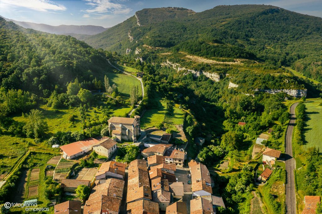 foto aerea del pueblo de korresn en montaña alavesa realizada por fotograma empresas de vitoria