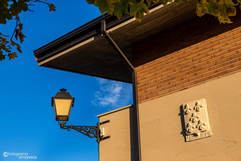 foto de una farola y escudo del pueblo alavés de urarte realizada por fotograma empresas de vitoria