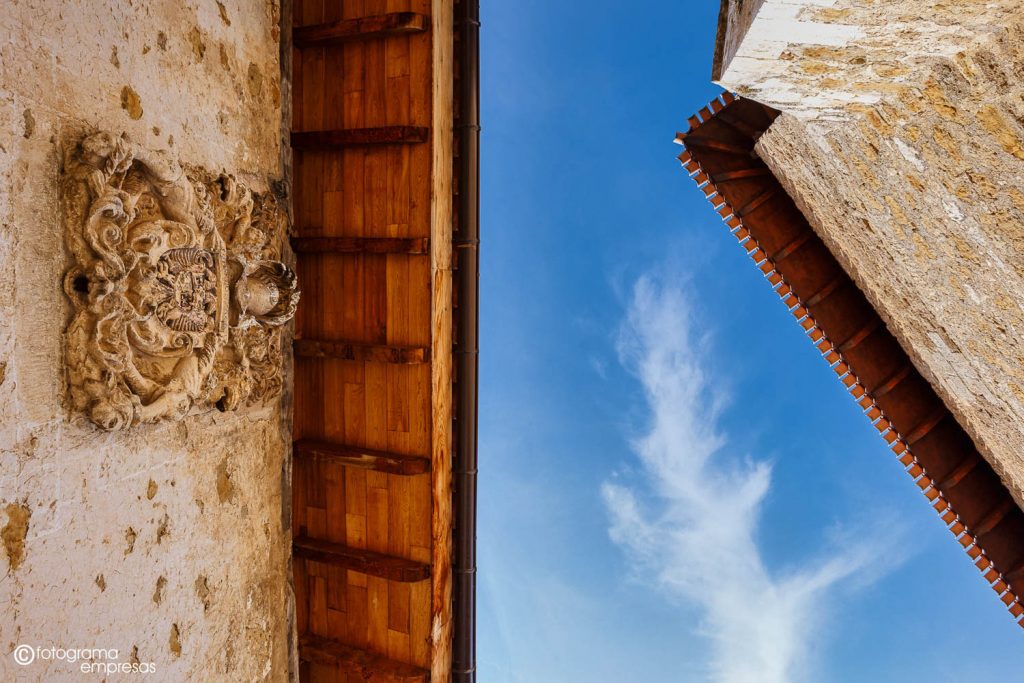 foto de detalle de un escudo heráldico en el pueblo alavés de bujanda realizada por fotograma empresas de vitoria