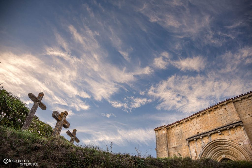 foto de las cruces de la ermita de san juan en el pueblo alavés de marquínez realizada por fotograma empresas de vitoria