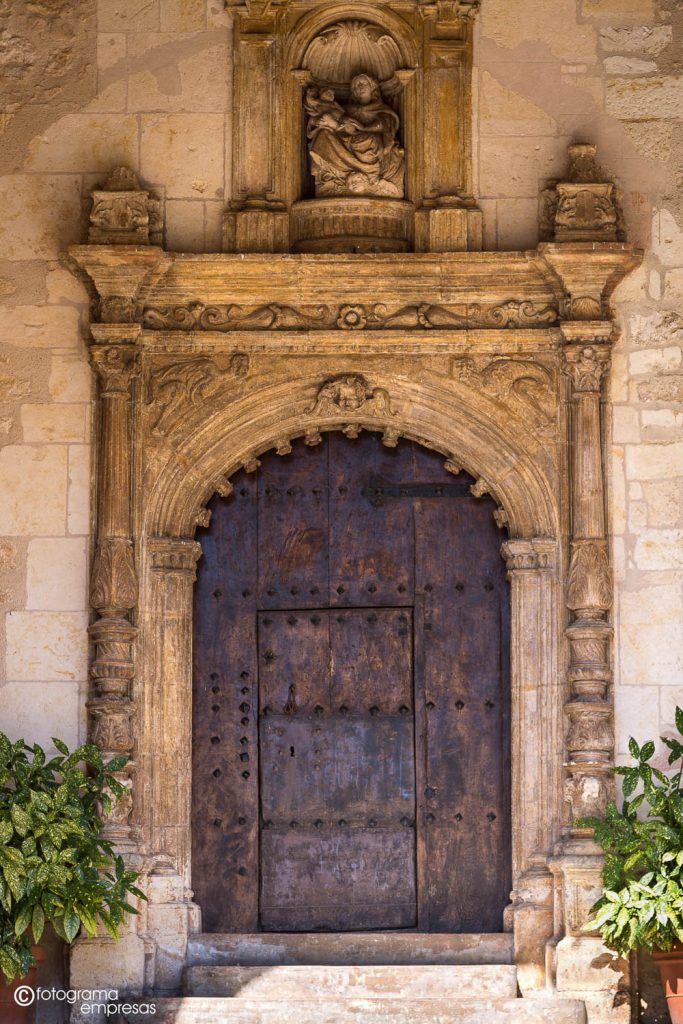 foto de la puerta de la iglesia de lagrán en montaña alavesa realizada por fotograma empresas de vitoria