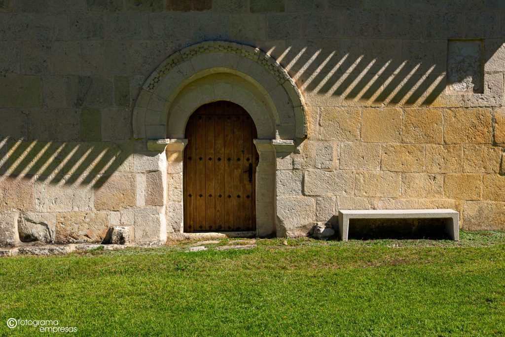 foto de la puerta de la ermita andra mari entre las sombras del tejado realizada por fotograma empresas de vitoria