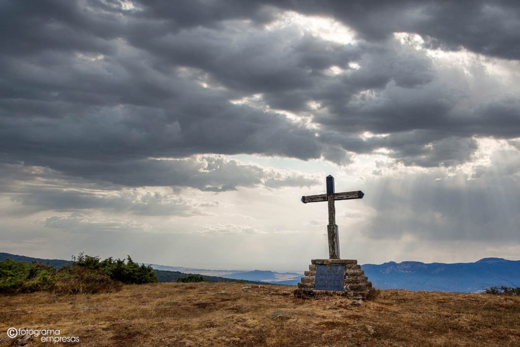 foto de la cruz de alda en ullibarri arana con un cielo nublado realizada por fotograma empresas de vitoria