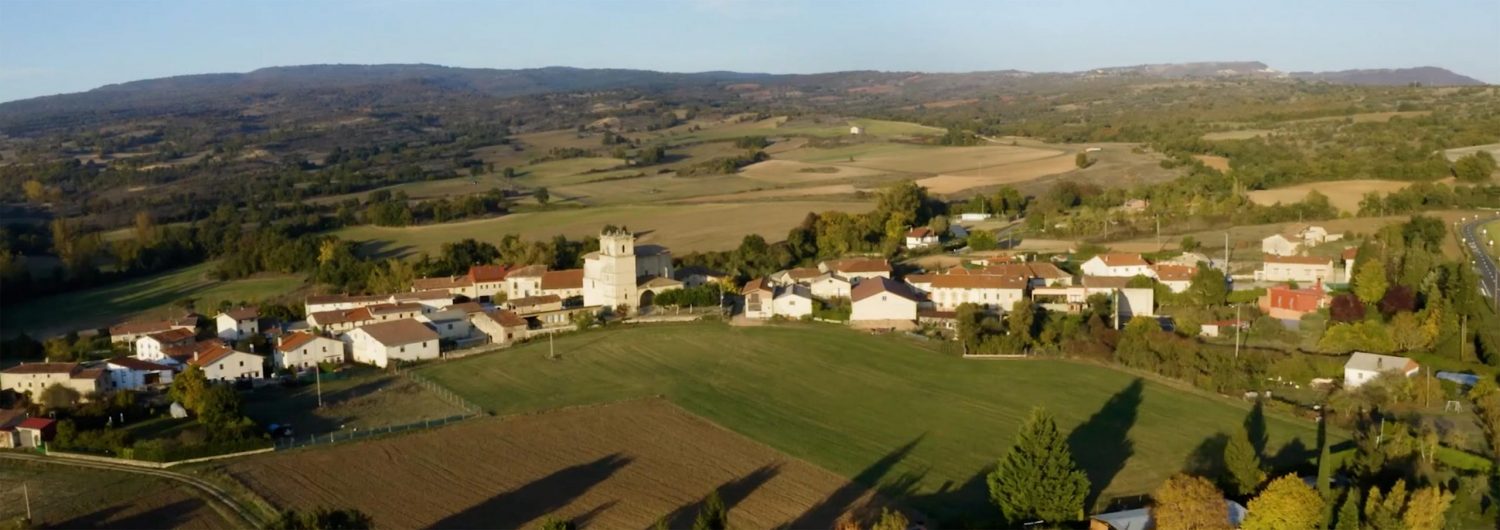 foto aerea de un pueblo de la cuadrilla de montaña alavesa realizada por fotograma empresas de vitoria
